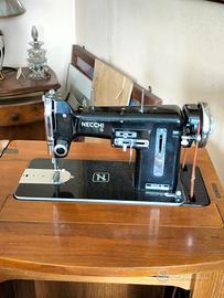 Macchina da cucire antica