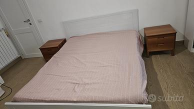 Camera con letto, materasso, comò e 2 comodini