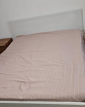 Camera con letto, materasso, comò e 2 comodini