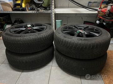 Gomme complete con cerchioni in lega.