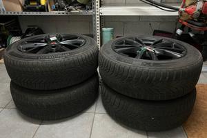 Gomme complete con cerchioni in lega.