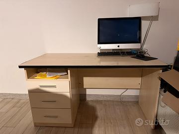 Scrivania e espositore