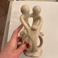 Scultura astratta di famiglia in pietra ollare