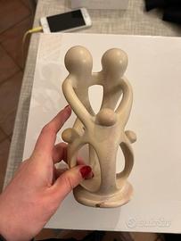 Scultura astratta di famiglia in pietra ollare
