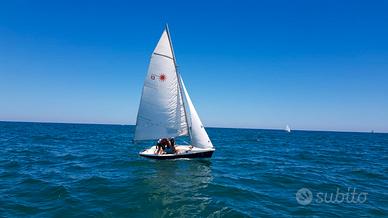 Piccola imbarcazione a vela