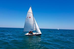 Piccola imbarcazione a vela