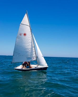 Piccola imbarcazione a vela