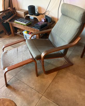 POÄNG IKEA con poggiapiedi