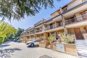 VILLA A SCHIERA A ROMA