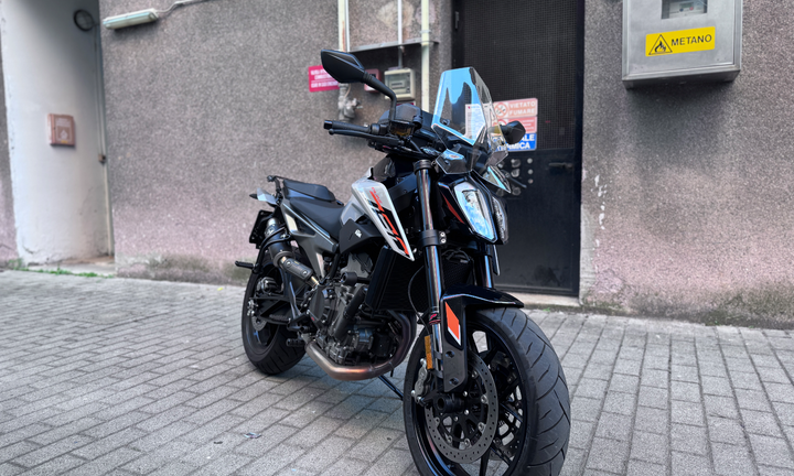 KTM Duke 790 2023 1800 km tagliandata + accessori