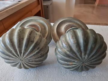 Coppia di pomelli antichi per portone in ottone