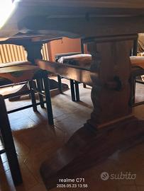 tavolo in legno con sedie