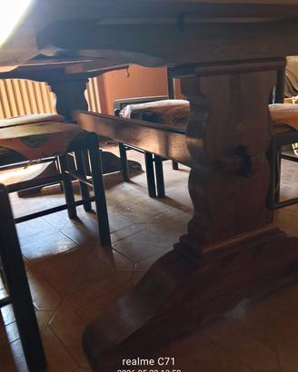 tavolo in legno con sedie