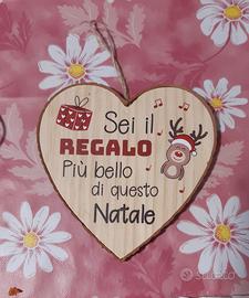 Quadro a forma di cuore in legno.