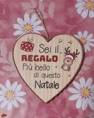 Quadro a forma di cuore in legno.