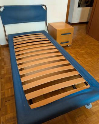 letto singolo e comodino