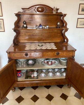 Antichità credenza connalzata
