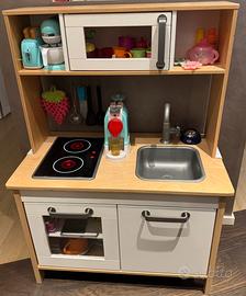 Cucina giocattolo in legno
