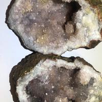 MINERALE GEODE DI AMETISTA CON QUARZO MONOCRISTAL.