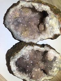 MINERALE GEODE DI AMETISTA CON QUARZO MONOCRISTAL.