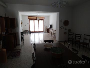 Casa con locali commerciali