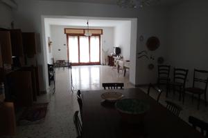 Casa con locali commerciali