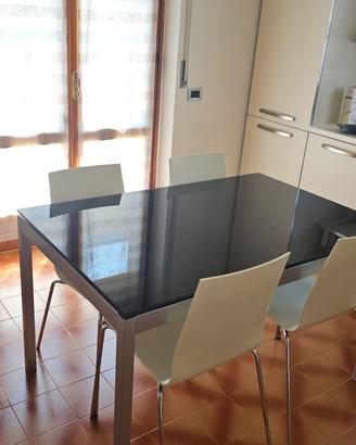 Tavolo con piano in vetro nero allungabile