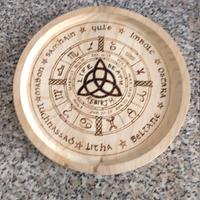Piatto in legno con calendario wicca