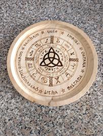 Piatto in legno con calendario wicca