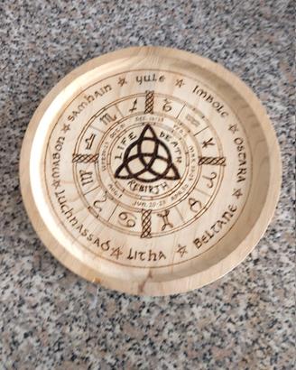 Piatto in legno con calendario wicca