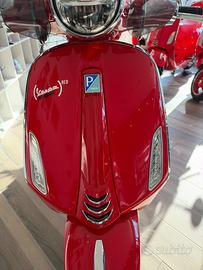 VESPA RED CON BAULETTO E CUPOLINO