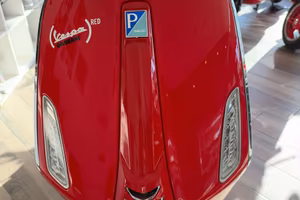 VESPA RED CON BAULETTO E CUPOLINO