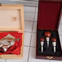 Set di tappi, cavatap, coltelli form. in acc. e ar