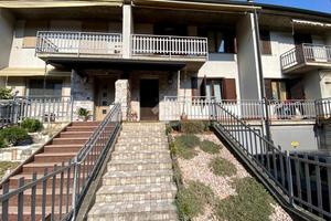 VILLA A SCHIERA A COSTA VOLPINO