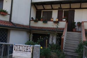 VILLETTA A SCHIERA A PIEVE DI CENTO IN ZONA PARCO
