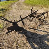 Aratro antico per arredo giardini