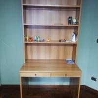 scrivania con libreria