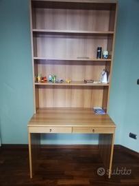 scrivania con libreria