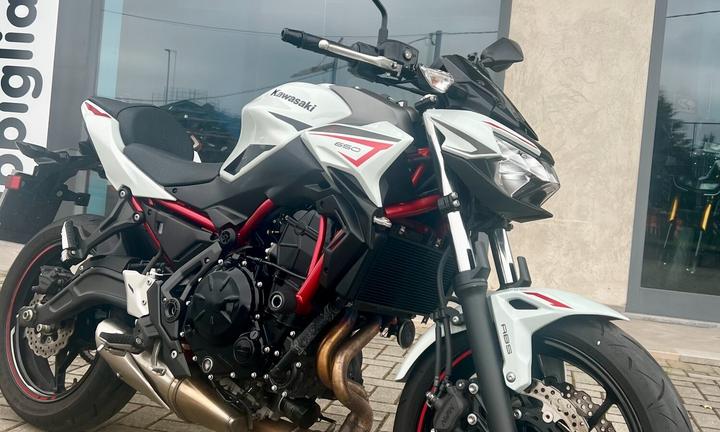 KAWASAKI Z 650 LA PAGHI EURO 114 AL MESE