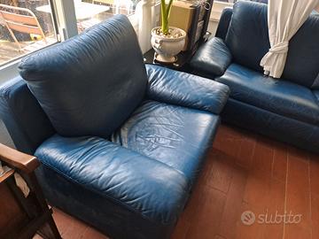 divano letto e poltrona pelle blu