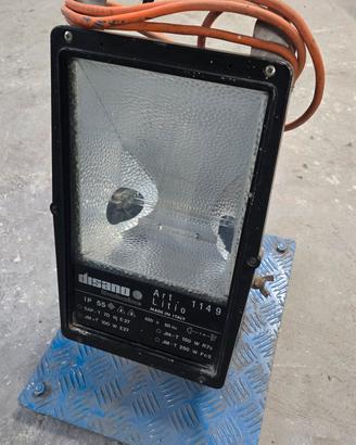 Faro su piedistallo 