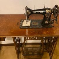 Macchina da Cucire d'Epoca a Pedale Necchi