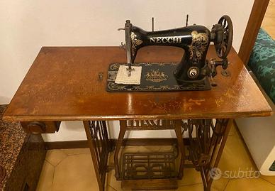 Macchina da Cucire d'Epoca a Pedale Necchi