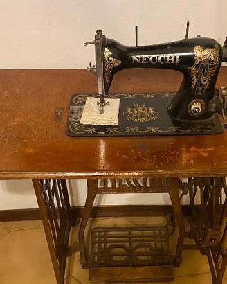 Macchina da Cucire a Pedale Necchi + coperchio