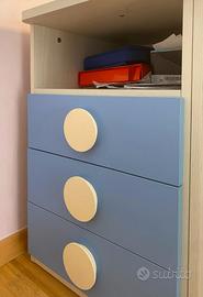Scrivania per cameretta con cassettiera azzurra