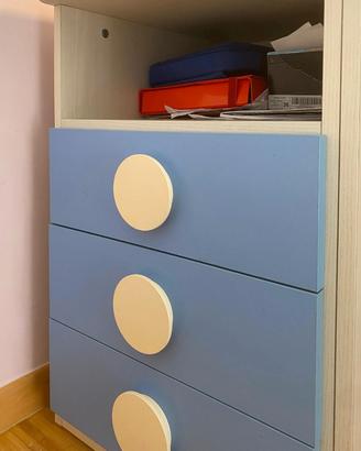 Scrivania per cameretta con cassettiera azzurra