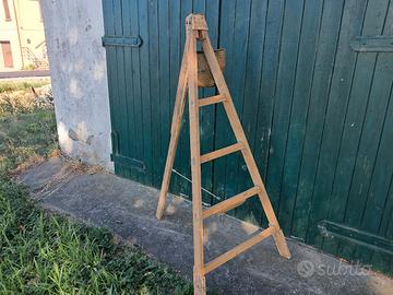 scala vecchia in legno della civiltà contadina 