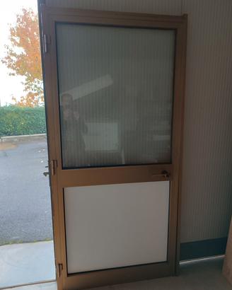 Porta in alluminio.