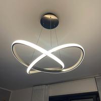 Lampadario sospeso a led luce calda.