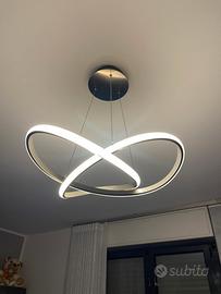 Lampadario sospeso a led luce calda.